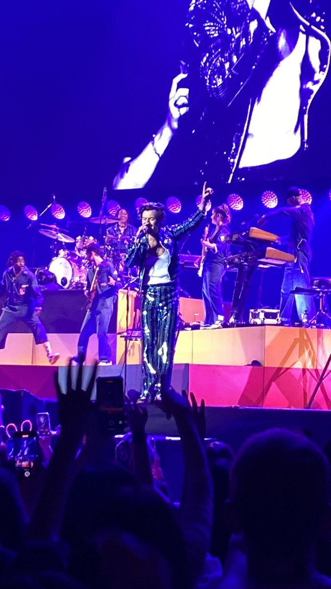 lovrlwtrry's tweet photo. i saw him with my own eyes. i saw the person who quite literally saved my life with his music and his words. thank you from the bottom of my heart for a night i will remember for the rest of my life. thank you @Harry_Styles https://t.co/jErzodD7ES