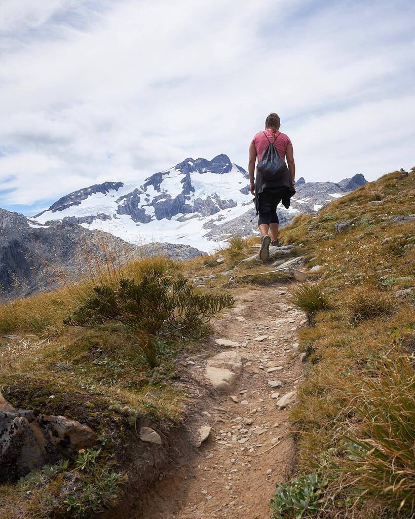 On the way to Brewster glacier (more in insta stories) #newzaland #nztravel #brewsterglacier #trekkingnewzealand #glacier #mountains #mountainpeople #travelphotography #mountainphotography #travelandexplore #highmountains #travelnewzealand #hiking #onthe… instagr.am/p/CqNUCgcLp7x/