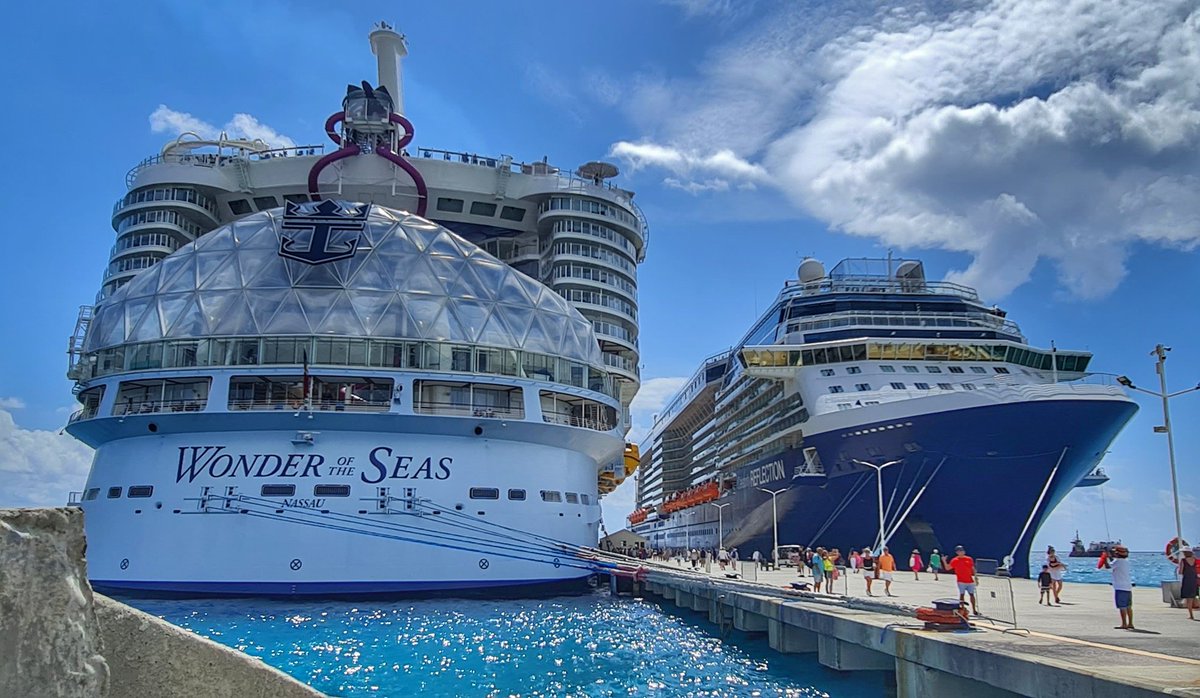 #Cruiseship spotting in #StMaarten!

The largest cruise ship in the world, #RoyalCaribbean The #wonderoftheseas, docked next to #CelebrityReflection.

Which ship would you book?

#celebritycruises #cruise #cruiseships #cruising #cruisevloggers #caribbeancruise #cruisebloggers