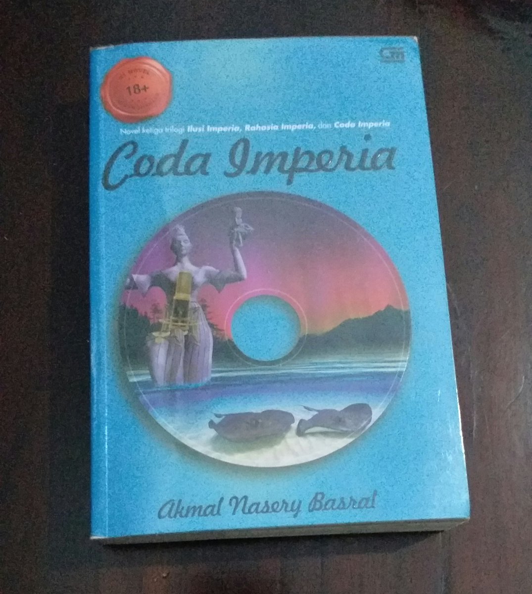 budis1909's tweet photo. NgabubuRead #CodaImperia @bukugpu @fiksigpu BUku uda @basralicious ini sy miliki Mei 2021, hasil hunting kolpri mas @Wahiedz  beruntung bisa 3 sekaligus. Nyesel baru baca skrg (6 buku baru malah sdh baca lebih dulu). Mari baca trilogi #Imperia https://t.co/Ze7KCPmecO