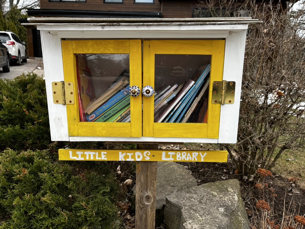 summerscommon's tweet photo. Little Free Libraries keep growing in Burlington.  Another new library in the Elizabeth Gardens neighbourhood is a Little Kids Library at 5216 Alton Road.  It's 2.8km and is a 35 minute walk from ours.  #BurlON https://t.co/N9IXXgDVgG
