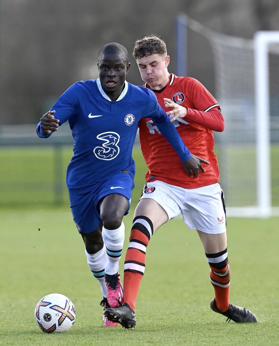 ActuFoot_'s tweet photo. Mason Mount est venu supporter N’Golo Kanté qui faisait son retour sur les terrains (en amical) après 7 mois d’absence. 💙 https://t.co/9mEYkdo9Mx