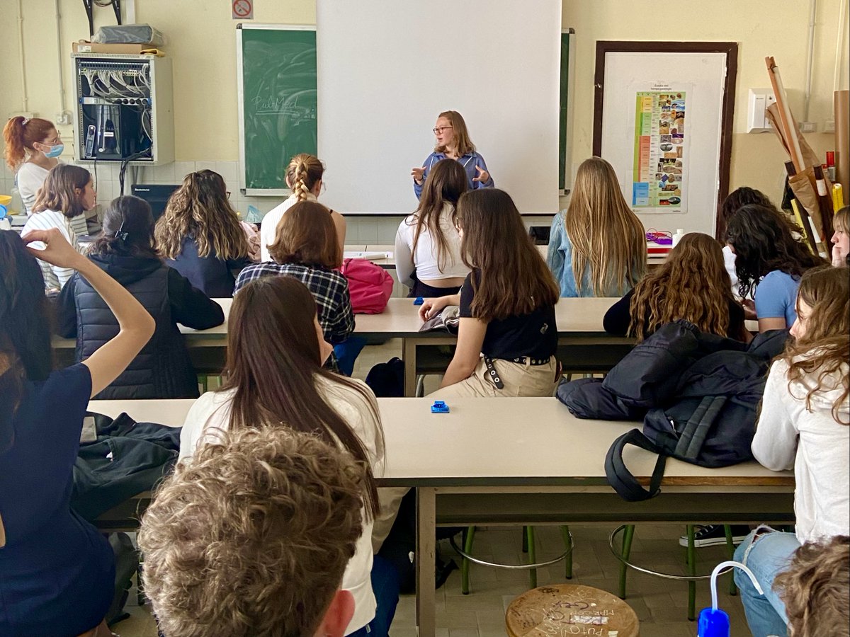IRB Barcelona (@irbbarcelona) on Twitter photo 👩🔬Ahir la nostra investigadora <a href="/jmestrestruyol/">Júlia Mestres-Truyol</a>, del <a href="/LudersLab/">Jens Luders @LudersLab.bsky.social</a>, va estar a l'<a href="/InsJaumeHuguet/">Institut Jaume Huguet</a>, en el marc del projecte Amgen #TransferCiència!
👉Una iniciativa de <a href="/fundaciorecerca/">Fundació FCRI</a> i @AmgenSpain per al foment de les vocacions cientificotèncina en l'alumnat de secundària i 👩🔬Ahir la nostra investigadora <a href="/jmestrestruyol/">Júlia Mestres-Truyol</a>, del <a href="/LudersLab/">Jens Luders @LudersLab.bsky.social</a>, va estar a l'<a href="/InsJaumeHuguet/">Institut Jaume Huguet</a>, en el marc del projecte Amgen #TransferCiència!
👉Una iniciativa de <a href="/fundaciorecerca/">Fundació FCRI</a> i @AmgenSpain per al foment de les vocacions cientificotèncina en l'alumnat de secundària i