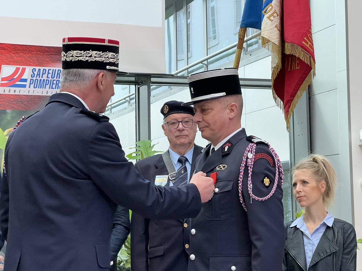 SDIS71's tweet photo. #LEGIONDHONNEUR🥇Remise des insignes de chevalier dans l'ordre national de la @LHdecores au Colonel @FredericPignaud, directeur départemental du @SDIS71 des mains du Contrôleur général @alain_mailhe. Une reconnaissance à la hauteur d'un engagement et d'un parcours remarquables ! https://t.co/UXiTN0m3gu