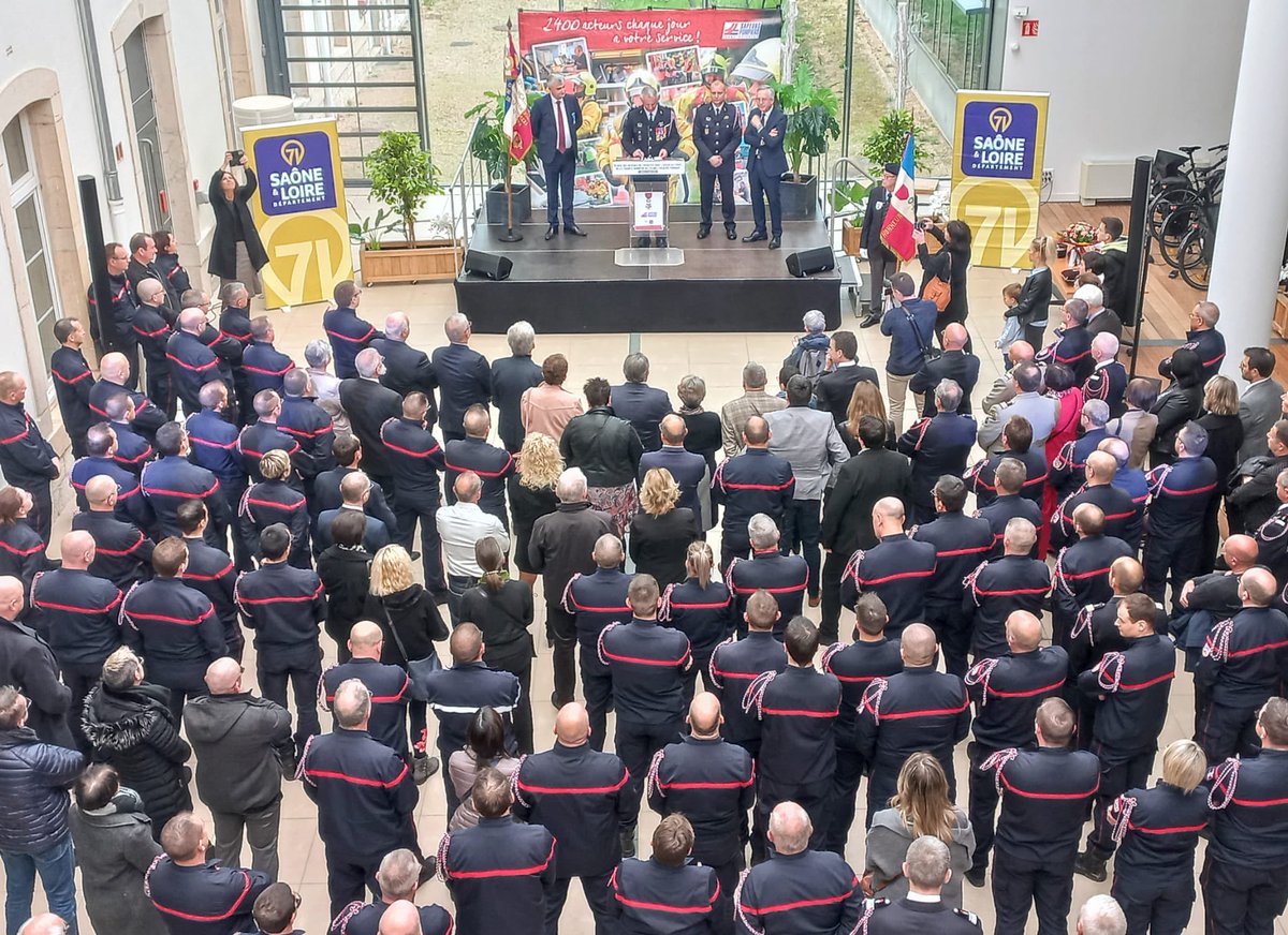 SDIS71's tweet photo. #LEGIONDHONNEUR🥇Remise des insignes de chevalier dans l'ordre national de la @LHdecores au Colonel @FredericPignaud, directeur départemental du @SDIS71 des mains du Contrôleur général @alain_mailhe. Une reconnaissance à la hauteur d'un engagement et d'un parcours remarquables ! https://t.co/UXiTN0m3gu