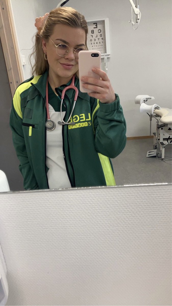 OlesenTilde's tweet photo. Status på første halvanden måned som fastlege og vaktlege i den ægte udkant - jeg elsker det! Mine patienter er så latterligt søde og taknemmelige, jeg bliver fagligt udfordret hver dag og jeg er allerede berygtet for at have Finnmarks koldeste hænder ❄️🥰 #altgodtfranordfronten https://t.co/PzkiBwPQE3
