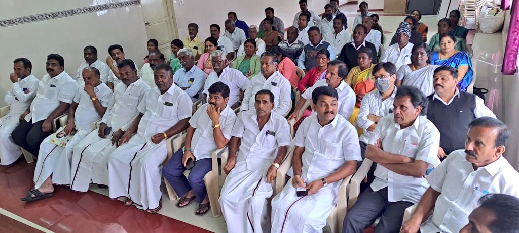 Ramachandranmla's tweet photo. நீலகிரி மாவட்டம், உதகை, கலைஞர் அறிவாலயத்தில் நடைபெற்ற, 
நீலகிரி மாவட்ட திமுக செயற்குழு கூட்டத்தில், மாவட்ட கழக செயலாளர் திரு பா.மு.முபாரக் அவர்கள் மற்றும் உதகை தொகுதி பொறுப்பாளர் மாநில பொறியாளர் அணி செயலாளர் திரு.கருணாநிதி ஆகியோருடன் கலந்துகொண்ட போது.
@arivalayam @DMKNilgiris https://t.co/fbJAaqDulv