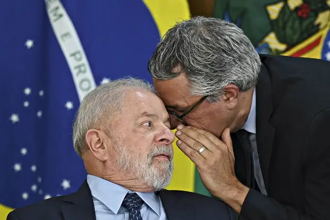 PolticaDVerdade's tweet photo. Lula ataca as Instituições e o estado democrático de direito!

Além de desconsiderar o perigo que representa a facção criminosa PCC, o chefão petista atirou na latrina o trabalho dos órgãos federais! https://t.co/6KsMal7O38