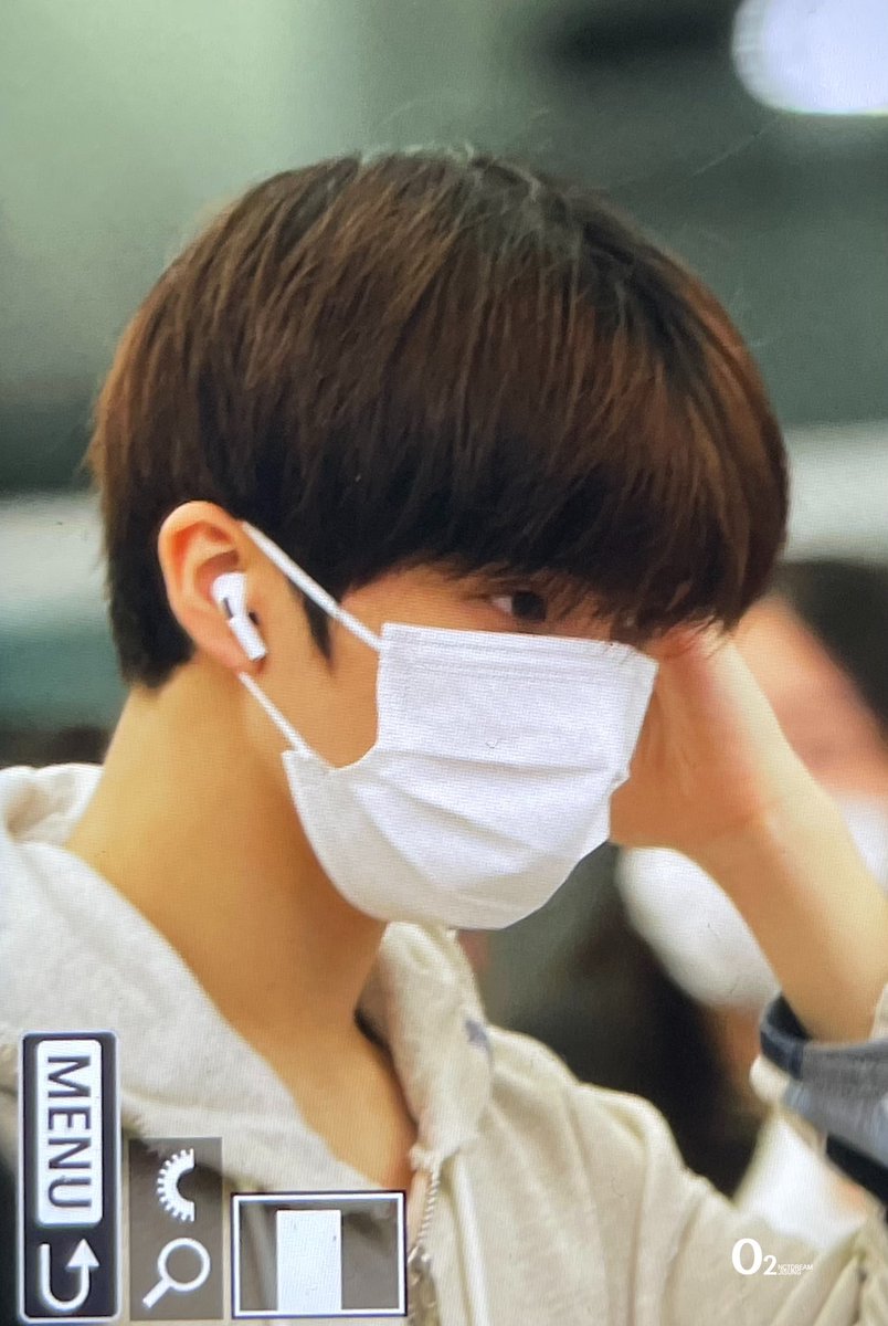 230326 #지성 #박지성 #엔시티드림 
앞머리를 톡