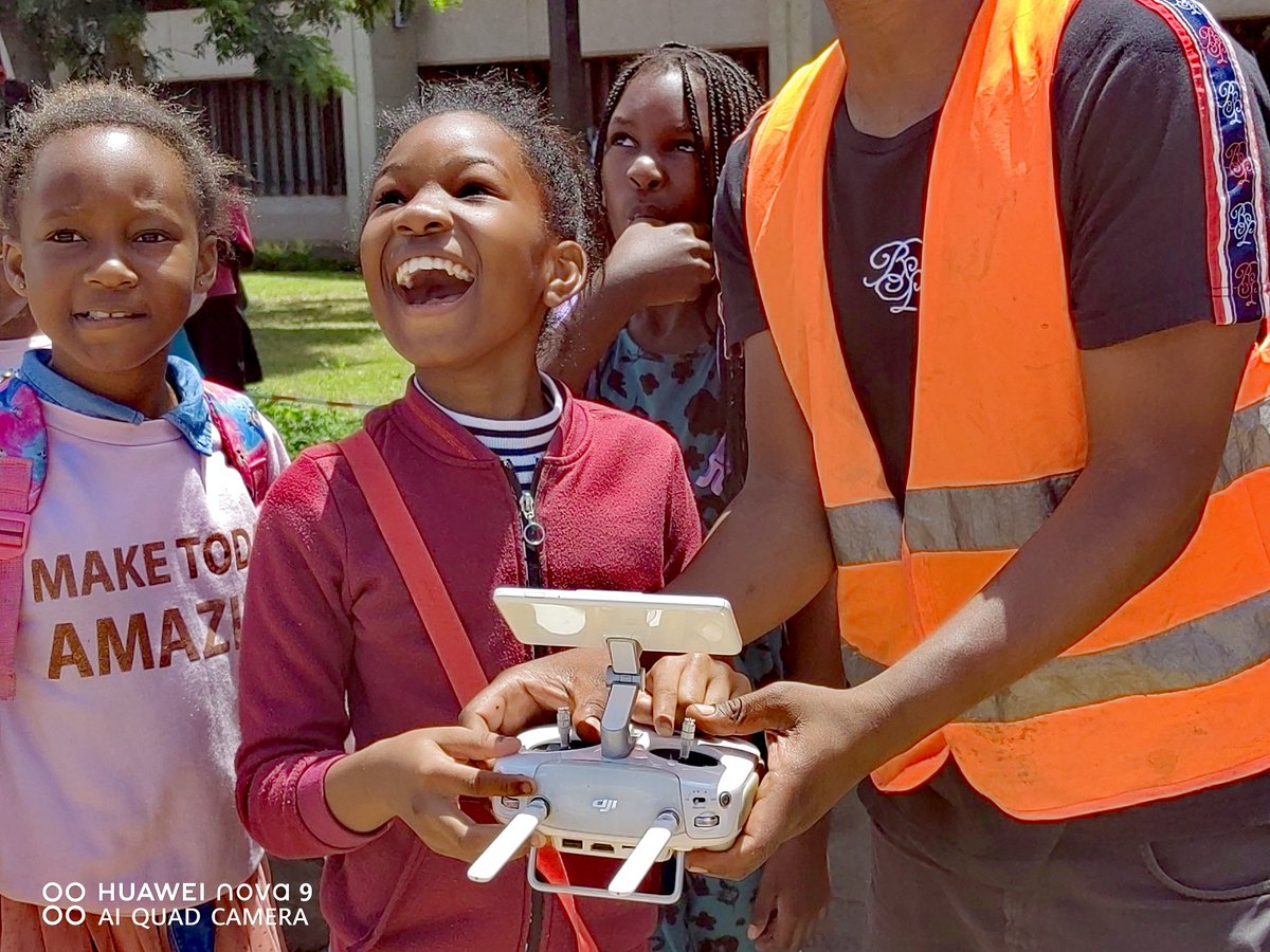 KhudzeSarah's tweet photo. Today, in partnership with Nkhwazi Aeros , we had an amazing training session where we taught kids how to fly drones!
~Hello Tomorrow programme
MUBAS Innovation Hub
#programming #drone #innovation https://t.co/veP9Cd9Bi5