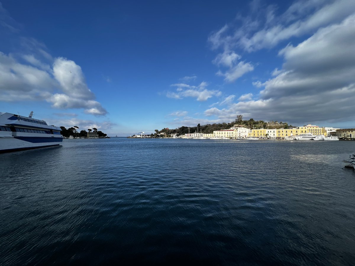 studiogiametta's tweet photo. #Napoli significa anche #ischia a 40 minuti di aliscafo! #primaverando https://t.co/XUJaw9IDXd