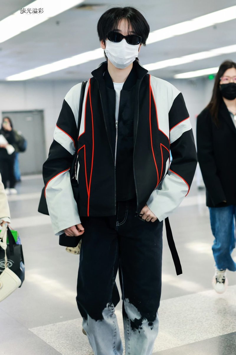 He’s in Shanghai! ♥️ and is it me or are his shoulders getting broader? 😍

©流光溢彩
#LianHuaiwei #连淮伟 #Huaiwei #Cpop