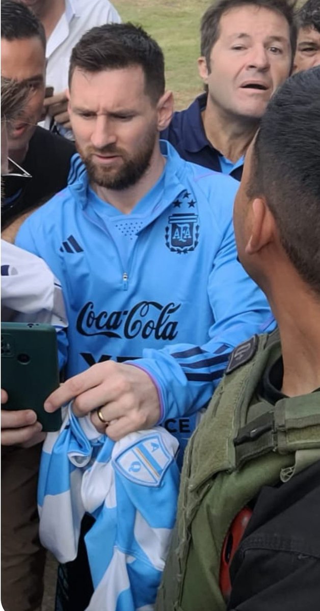 Me emociona ver al mejor del mundo con la #primeracelesteyblanca de @afa en mano.
Leo con la casaca del equipo más argentino de la liga, con la de @ArgdeQuilmesOf .

@IMate1899 @infodequilmes @elsolquilmes @DSuburbano