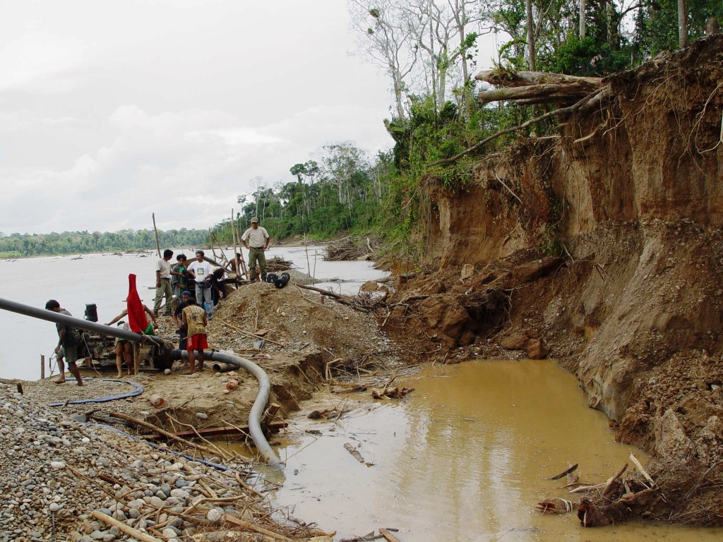 ClauSorucopress's tweet photo. Hablan de la "madre tierra", hablan del derecho al agua, mientras avalan la explotación indiscriminada del oro con la destrucción de bosques y ríos. Aaaahhhh, pero cómo hablan, mientras centenares de pueblos indígenas se quedan sin modo de subsistencia y se quedan sin esperanzas. https://t.co/yPN0hSiJBa