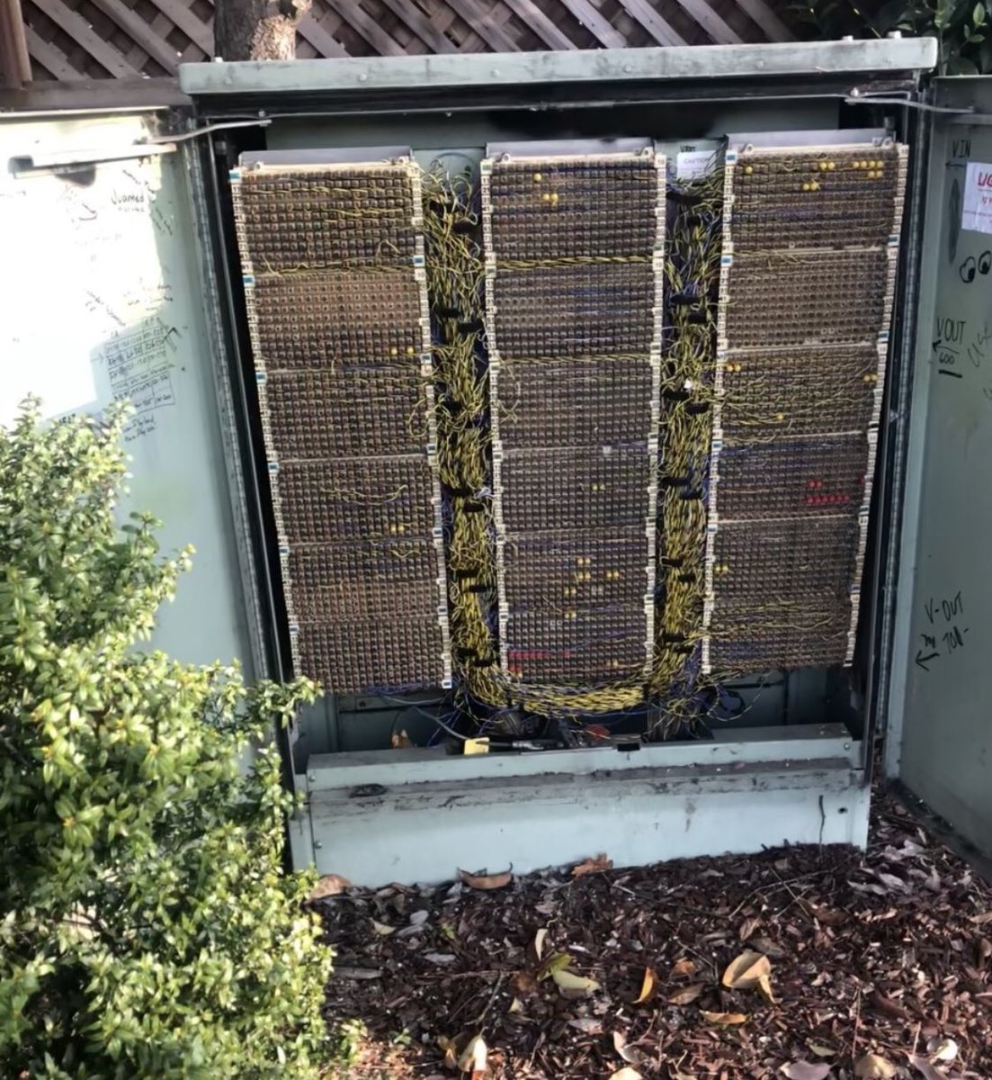 SonomaCoPride's tweet image. @ATT one of your phone boxes are wide open and flapping in the breeze… on #GuernevilleRoad (West Bound) between Marlow and Gamay on the right side of the street. #ATT @ATTCustomerService #ATTCustomerService