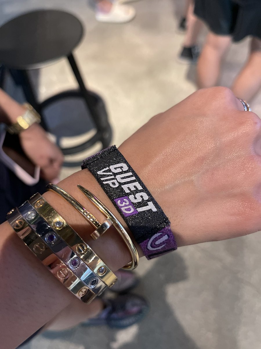 elitecmc's tweet image. 2 VIP Bands for Ultra for sale for SUNDAY #ultramiami #ultramiami2023