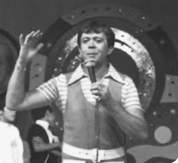 PelonGomis's tweet photo. A Chabelo siempre lo recordaré por su generosidad, su disciplina, por su película con Pepito y los monstruos, su escena en una película con Cantinflas, los sketches en La Carabina de Ambrosio y por haber sido mi cuate toda la vida... Descanse en paz. https://t.co/ciPWdpvIdk