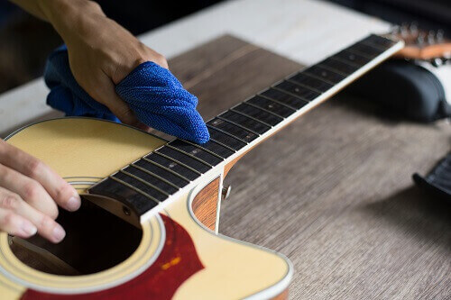 Cleaning your acoustic guitar doesn't have to be a chore! With our step-by-step guide, you can easily clean your guitar and enjoy a fresh, clean sound. #acousticguitar #guitarcare #GuitarLover 
buff.ly/2Ma6q11