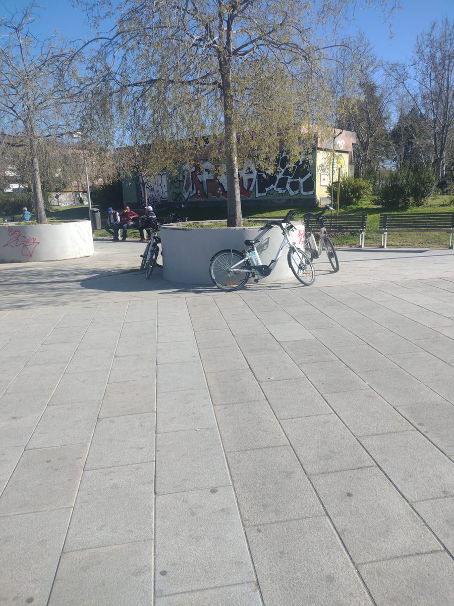 Gracias <a href="/MADRID/">Ayuntamiento Madrid</a> por poner gratis <a href="/bicimad/">bicimad</a> así nos va como nos va. Servicio pésimo y bicis abandonadas.