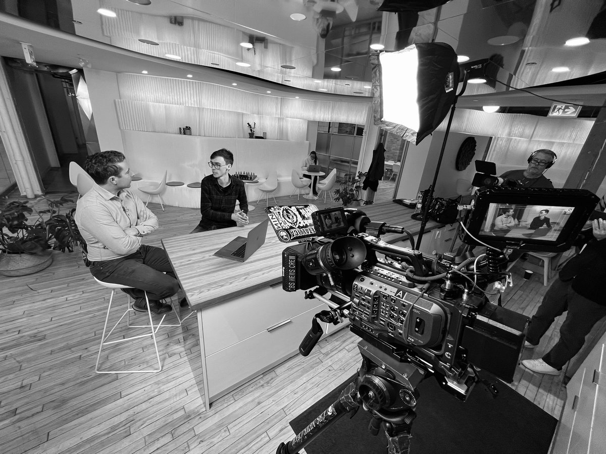 PhotoBarlow's tweet photo. https://t.co/Xd9BOHmz1A Our Ai story from #Canada #Toronto #AI #future #grandfatherofAi #Artificial_Intelligence #news #behindthescene #newscrew @NanliteUSA @AvengerGrip @manfrotto_tweet @ChimeraLighting https://t.co/opmmAuGhcO
