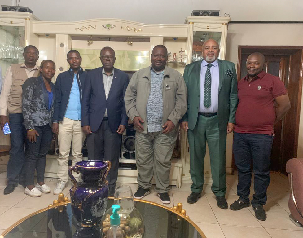 Primatexpertise's tweet photo. @Primatexpertise est heureuse d’avoir été reçu ce vendredi 24 mars par leurs majestés Bamis #Ntambuka et #Rubenga, gestionnaires de la réserve Naturelle d’#Idjwi. PEx s’engage à accompagner leurs majestés dans leur initiative de #conservation durable des #primates d’idjwi. https://t.co/ksW5iQZPFr