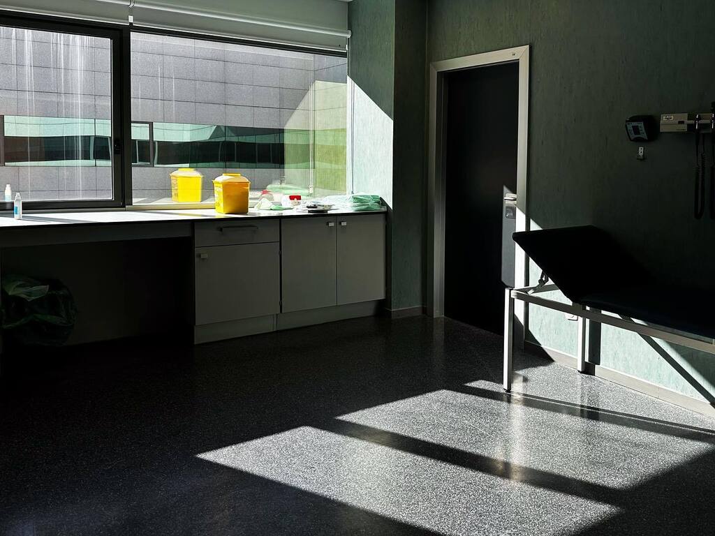 Tefocoto's tweet image. Ayer en urgencias me salió esto. Lo veo un poco Hopper quizá ¿no? instagr.am/p/CqN6UYkjK06/