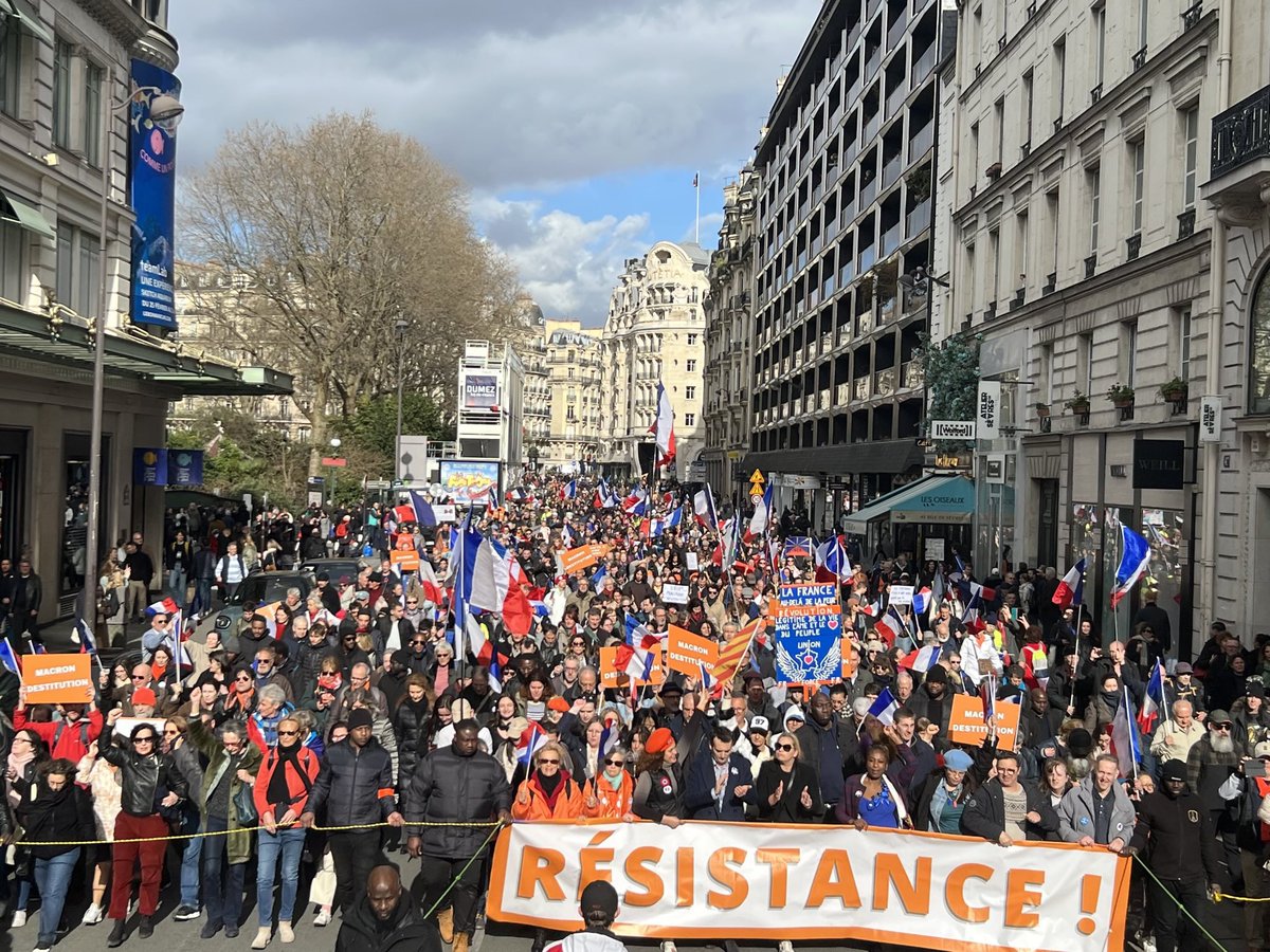 f_philippot's tweet photo. Un monde phénoménal en ce moment à Paris à l’appel des Patriotes pour la #MacronDestitution et la #dissolution de l’Assemblée nationale ! 🇫🇷
Incroyable !

La Macronie, l’oligarchie ça suffit ! https://t.co/4e3883LZ1W