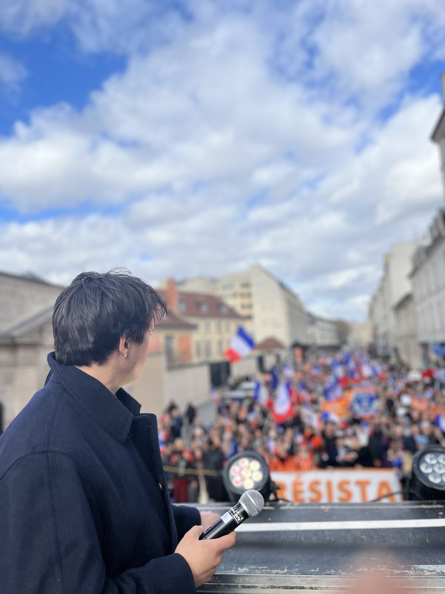 f_philippot's tweet photo. Un monde phénoménal en ce moment à Paris à l’appel des Patriotes pour la #MacronDestitution et la #dissolution de l’Assemblée nationale ! 🇫🇷
Incroyable !

La Macronie, l’oligarchie ça suffit ! https://t.co/4e3883LZ1W