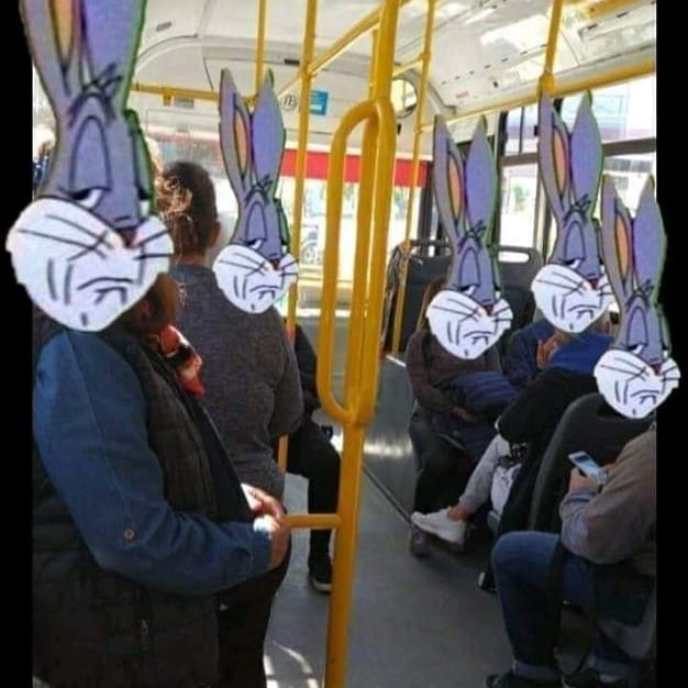 alguien me puede pagar el boleto y le doy la plata?

la gente en el bondi:
