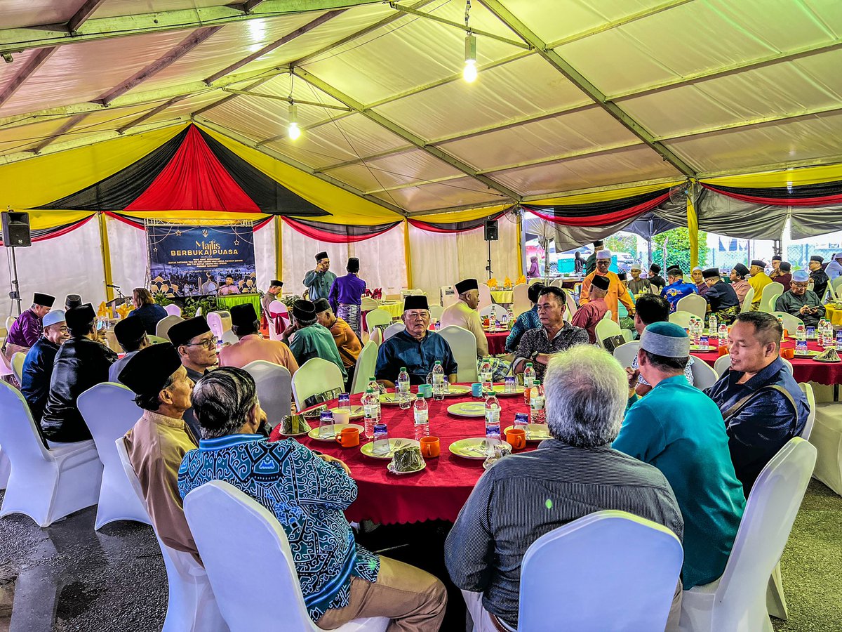 ybkarimhamzah's tweet photo. Today we had our break of fast at Masjid At-Kawthar in #Gedong #Simunjan together with our Right Honourable Premier of #Sarawak The mosque is 87km from #Kuching but the #journey was gd with fine #sunny  #weather @JapenSarawak @BeritaRTMSwk @bernamadotcom https://t.co/2N2zEeZB4I
