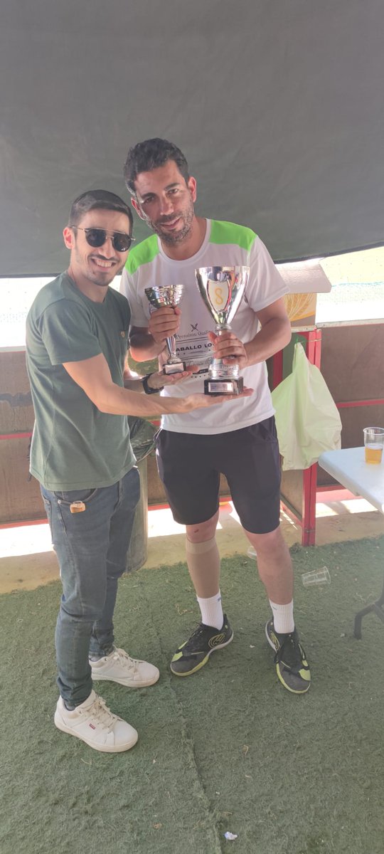 TheGalgosUnited's tweet photo. Hoy en el cumpleaños del gran dictador galgo @AurelioBielsa le devolvemos los trofeos ganados hace 10 años #GoGalgos https://t.co/zAfUYw12mx