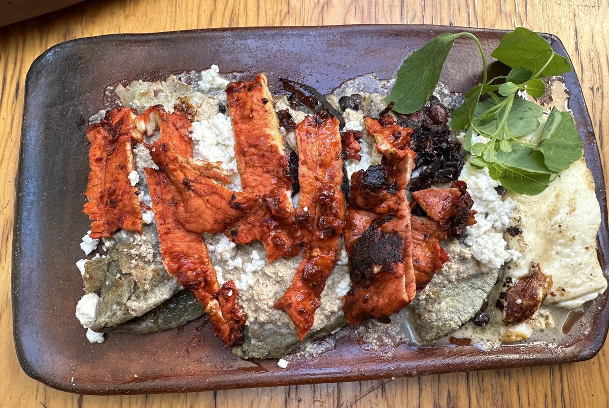 maizdecacao's tweet photo. Recomendación de hoy para comer en @maizdecacao Foto 1. Enchiladas de frijol con carne enchilada. Foto 2. Tlayuda de tasajo. Foto 3. Unas enchiladas de adobo y para beber un tejate o un tascalate.  Estamos en Córdoba 148. Col. Roma. CDMX #somosHuasteca https://t.co/daeO15pfBY
