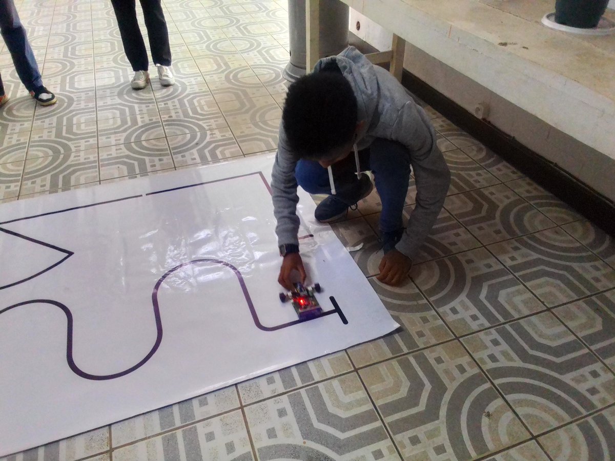 FabLabMamiratra's tweet photo. Happy Arduino Day🥳🥳. Niaraka nankalaza an'izany ireo mpianatra 🤖 n'y #FabLabSolidaireMamiratra sy ny Stem For Good. #ArduinoDay2023 #SOSVE https://t.co/mHiELG10Cg