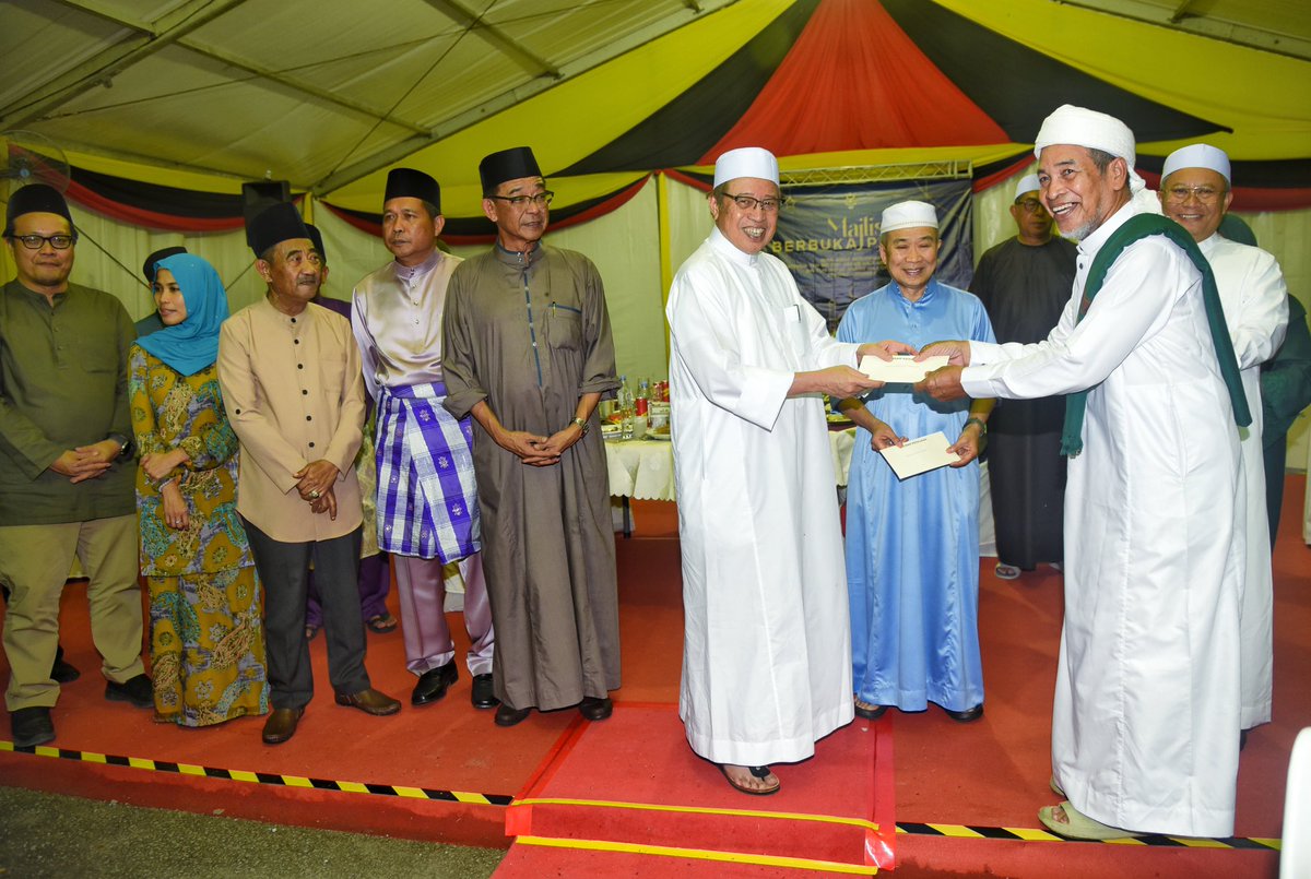 ybkarimhamzah's tweet photo. This evening we bear witness to presentations of donations to mosques &amp; surau which was handed over by our Right Honourable Premier of #Sarawak It was held at Masjid At-Kawthar of #Gedong #Simunjan &amp; in conjunction with break of fast there @JapenSarawak @bernamadotcom @rtm_swk https://t.co/K4XnEWULE4