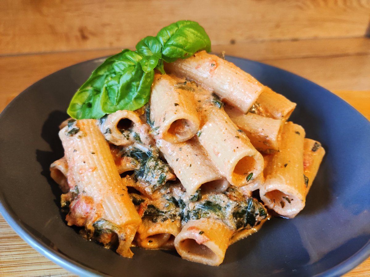 Heute:

Rigatoni mit einer Spinat-Tomaten-Creme Vega Sauce

<a href="/Dekarldent/">Dekarldent 🌱</a> Timeline und so 💚
<a href="/yungfeldsalat/">yungfeldsalat</a>
<a href="/Minotsch/">Minotsch</a> 
<a href="/Nico_aka_Phenyx/">Nico</a>
