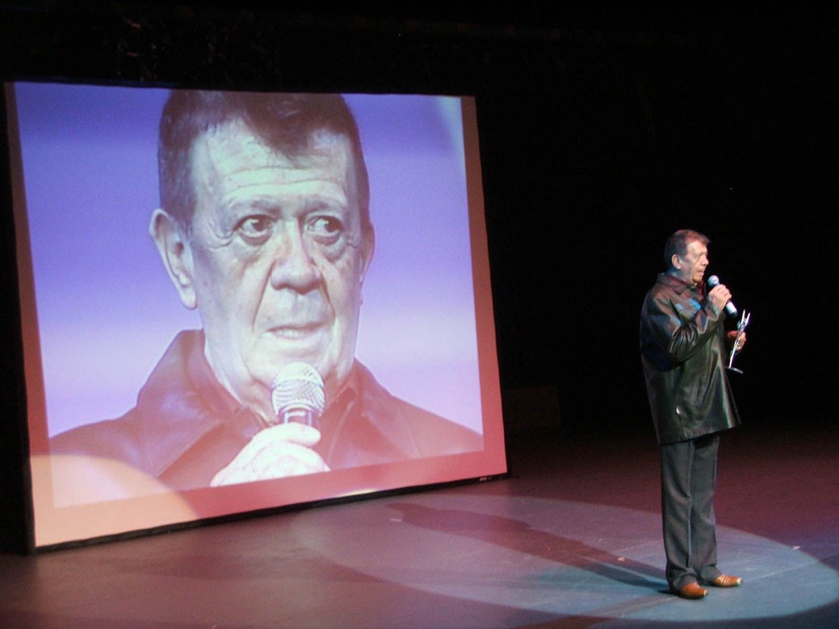 ⚫️¡México está de luto! El amigo de todos los niños ha muerto. 

Xavier López, "Chabelo" falleció a los 88 años a causa de complicaciones abdominales, así lo informó su familia.