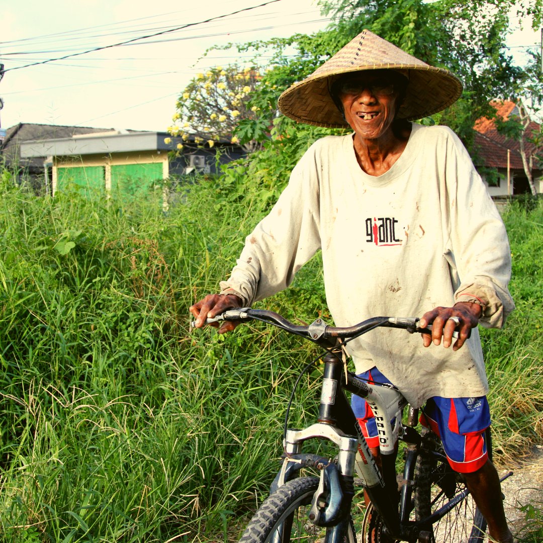 HujanLocale's tweet photo. Take a moment today to appreciate the little things, like this precious view of an Ubud old peasant on his bike, or dining at Hujan Locale! https://t.co/21Yn8M1RBK