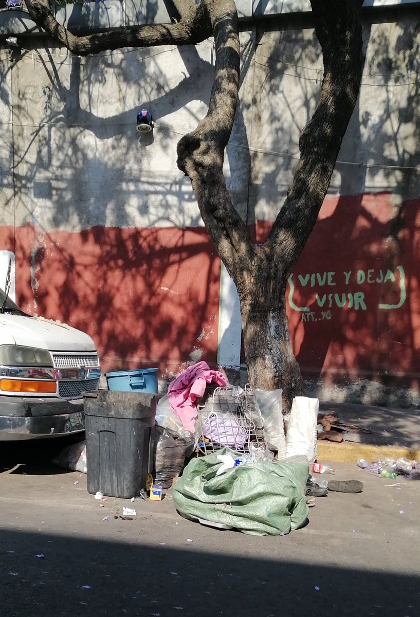 elgritodejac's tweet photo. Apoyo para quitar basura atrás de Parroquia Santa cruz Atoyac calle tenayuca 
@AccionesBJ 
@SolucionesBJ https://t.co/1sfOdgCV8L