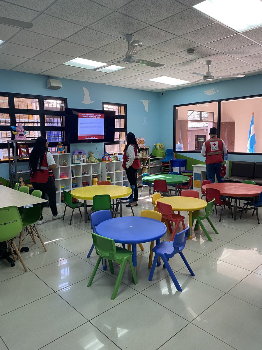 Xcastel's tweet photo. El centro de retorno de la niñez, familia migrantes, Belén, en San Pedro Sula, #Honduras es gestionado por @cruzrojahon con apoyo gubernamental, @ifrc y varias organizaciones, es un gran ejemplo de servicios de calidad basados en la dignidad y la protección de migrantes menores. https://t.co/JXQSXpkdOo