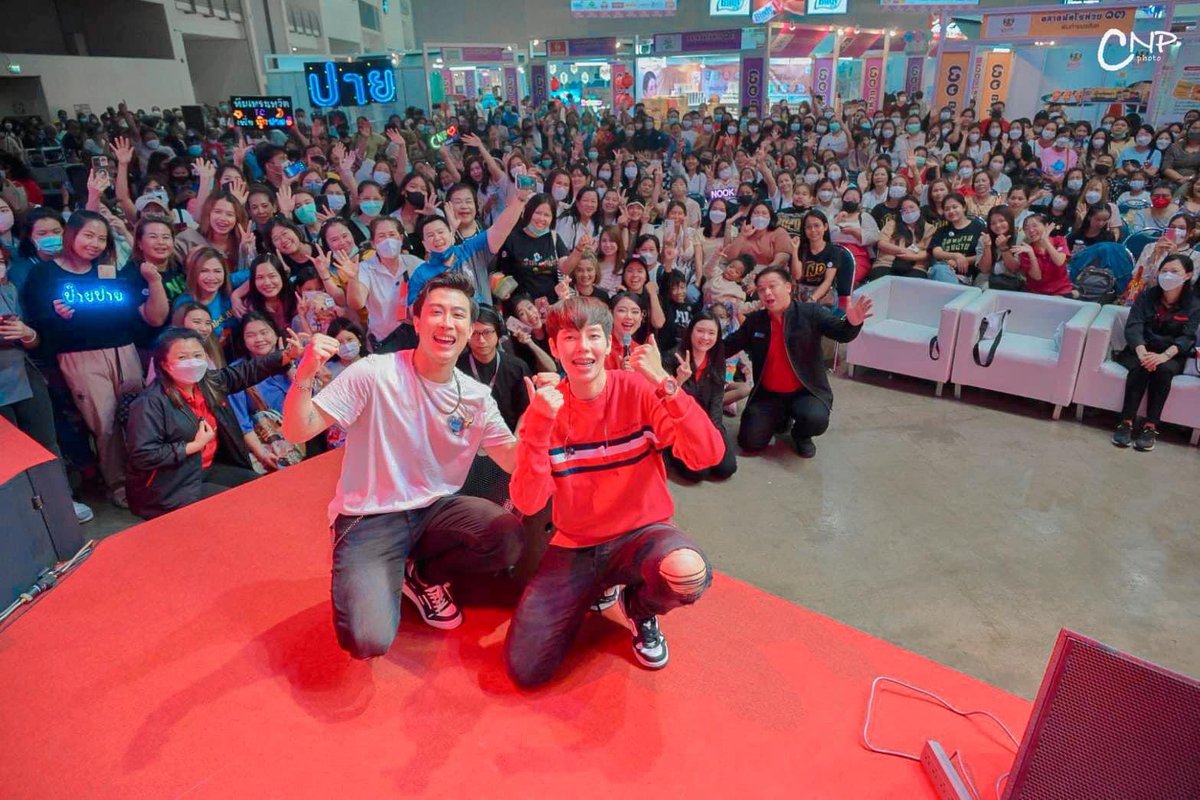 passarara's tweet photo. เป็นครั้งที่ 2 ที่ได้เจอวันนี้สนุกมากดีใจที่ได้พบน้อง คำว่าไม่ตรงปกคือมันจริงมากเพราะตัวจริงอ่อร่าพุ่งมาก กรี๊ดจนเจ็บคอ โยก โบกมือตามน้อง สุดท้ายการที่น้องเอารูปลงเฟสแล้วมีเราร่วมอยู่ในเฟรมมันทำให้ใจฟูขึ้น เติมพลังไว้เต็มมากเพราะไม่รู้จะได้พบกันตอนไหนอีก “รักนุ๊กปายนะ” #นุ๊กปาย https://t.co/CfWDjxIHYn