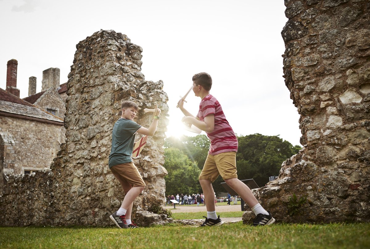Have you got what it takes to challenge our historic characters? Come along to our rip-roaring Easter Escapades event from Friday 7 - Sunday 10 April to play traditional games and take part in fun challenges! 🥳🐣🍫 Find out more > bit.ly/carisbrooke_ea…