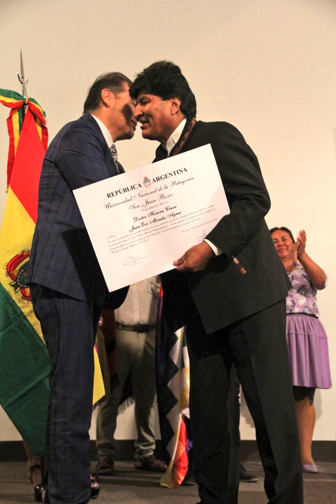 evoespueblo's tweet photo. Con mucha humildad recibimos el título "Doctor Honoris Causa" en la Universidad de la Patagonia San Juan Bosco en Puerto Madryn. Agradecemos este reconocimiento de una institución académica a la lucha histórica de nuestro pueblo por la Nacionalización y la refundación de Bolivia https://t.co/pXglW2Mhu2
