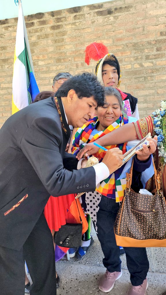 evoespueblo's tweet photo. Con mucha humildad recibimos el título "Doctor Honoris Causa" en la Universidad de la Patagonia San Juan Bosco en Puerto Madryn. Agradecemos este reconocimiento de una institución académica a la lucha histórica de nuestro pueblo por la Nacionalización y la refundación de Bolivia https://t.co/pXglW2Mhu2