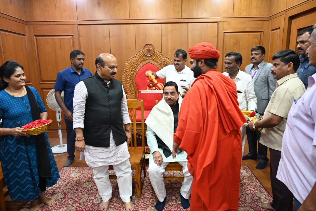 JoshiPralhad's tweet photo. ಸಾಮಾಜಿಕ ನ್ಯಾಯವೇ ನಮ್ಮ ಆದ್ಯತೆ, ಪ್ರತಿಯೊಬ್ಬರ ಸೇವೆಯಲ್ಲಿದೆ ಧನ್ಯತೆ 

 ಕರ್ನಾಟಕದ ಪ್ರತಿ ಪ್ರಜೆಯ ಏಳಿಗೆಗಾಗಿ ಹಾಗೂ ಶ್ರೇಯೋಭಿವೃದ್ಧಿಗಾಗಿ ಶ್ರಮಿಸುವುದೇ ನಮ್ಮ ಮಹತ್ತರ ಆಸೆ. 
@BJP4Karnataka

#SabkaSaathSabkaVikas  (1/3) https://t.co/LwBfiq4dCa