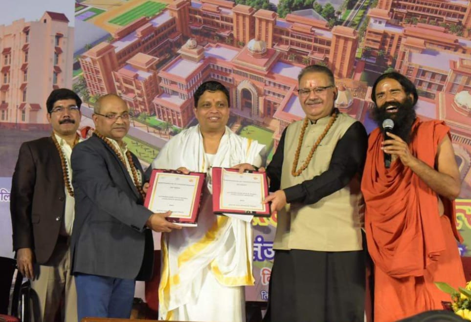ganeshjoshibjp's tweet photo. आज आदरणीय स्वामी रामदेव जी एवं @Ach_Balkrishna जी की उपस्तिथि में उत्तराखण्ड राज्य ग्रामीण आजीविका मिशन एवं दिव्य योग मन्दिर ट्रस्ट (पतंजलि) के बीच एम.ओ.यू साइन किया गया, जिसके अंतर्गत राज्य की 4000 महिला किसानों को मृदा परीक्षण तथा जैविक खेती का प्रशिक्षण प्रदान किया जाएगा। https://t.co/zqQjly48Tf