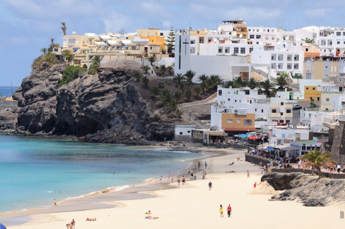 miriam_cendra's tweet image. Qui m'havia de dir que el 20 de març m'estaria banyant en aquesta platja! Mai no m'havia banyat al mar el dia d'inici de la primavera. A #MorroJable.