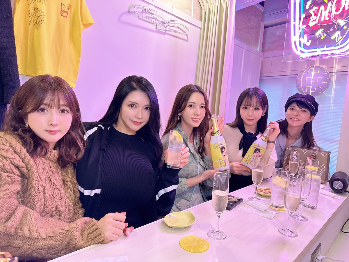 こないだあいちんの渋谷肉横丁にオープンした『LEMON』に行って来たよ🍋ご飯美味しいし、レモンサワー飲みやすいし、オリシャン皆んなで1人1本空けました💛
久しぶりすぎて凄まじく酔ったのだけど、いつメン大好き💛
皆んなも良いお店だから遊びに行ってみてね🥰🍋💛 https://t.co/1iIp4faxJa