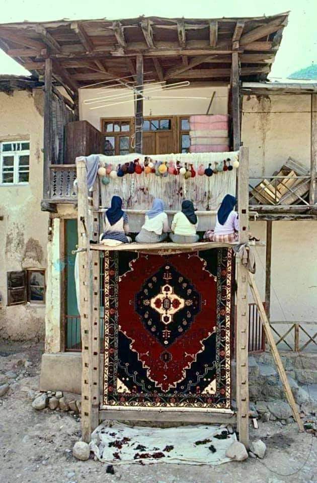 Dünyanın en güzel insanları,
gönlü geniş insanlardır.
Ne verecek sevgileri biter,
ne de bölüşecek ekmekleri.