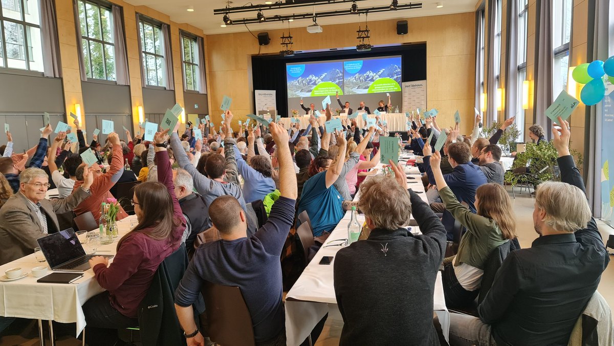 LorenzIlg's tweet photo. Heute hat die #DVglpCH einstimmig die #JA-Parole zum #Klimaschutzgesetz @KlimaschutzCH gefasst :-)
Das heisst ja zu #NettoNull bis 2050,  2 Mia CHF für #Heizungsersatz, 1,2 Mia CHF für Förderung von #Innovation,  Ausstieg aus den #fossilen &amp; #Kernkraft
#MutzurLösung - mit @GLP_SZ https://t.co/8bRaLYqhik