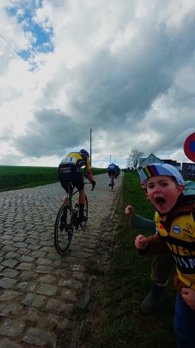 vicgosseye's tweet photo. De Versnelling , De Reactie , De Passie, Het Genot.
DeKoers is van ons.
Kleine Georges (Herregods) support uit volle borst op de Stationsberg tijdens #E3SaxoClassic 
@WoutvanAert @BahamontesMag @cyclingflanders @sporza_koers @Vannieuwkerke  @FlandersClassic @Nieuwsblad_be https://t.co/tAuFTuXOG9